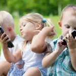 Bambini e smartphone: i rischi di sviluppare la miopia crescono